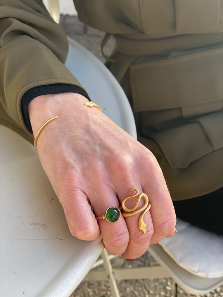OLE LYNGGAARD COPENHAGEN Lotus ring 1 med serpentin i gult gull