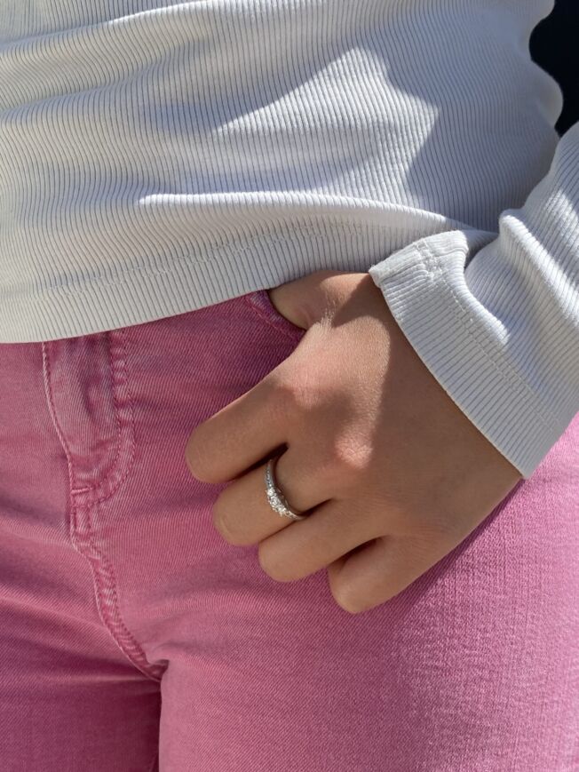 Elegant ring i hvitt gull med 3 litt større diamanter i midten og mange små på siden. Totalt 0,45 ct