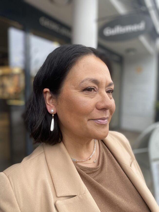 Susanne Friis Bjørner ørepynt forgylt sølv med hvit agat, månesten og ferskvannsperle