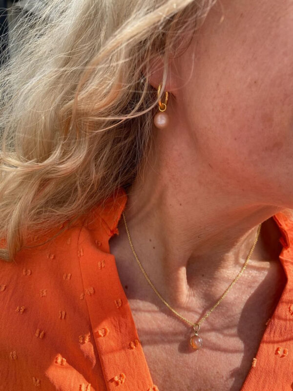 Susanne Friis Bjørner gult gull anheng med rund ferskenfarget månesten