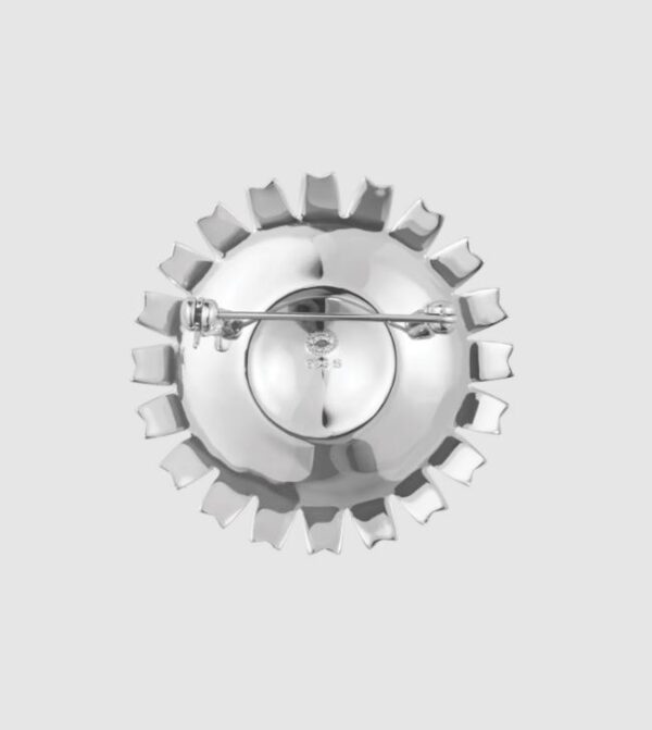 Georg Jensen “Daisy brosje" i sølv med blå emaljert blomst