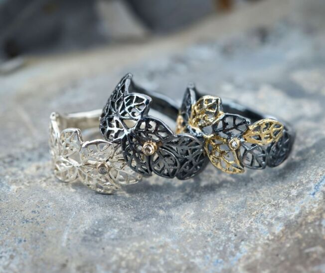 By Birdie "Beech Leaves" ring i sølv med gult gull detaljer og diamanter