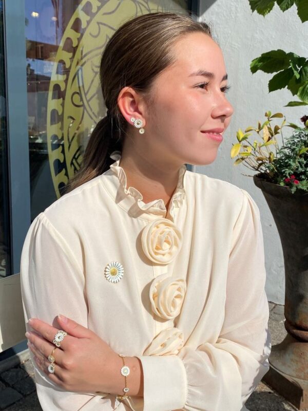Georg Jensen "Daisy layered" ring i forgylt sølv med hvite emaljerte blomster