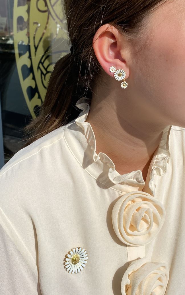 Daisy ørepynt i forgylt sølv med hvit amelje, Dobbel ørepynt, mini ørepynt og brosje. Fra Georg Jensen