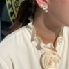 Daisy ørepynt i forgylt sølv med hvit amelje, Dobbel ørepynt, mini ørepynt og brosje. Fra Georg Jensen