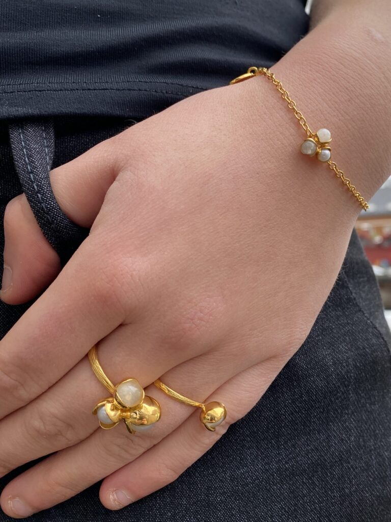 Ulrikke Vogt "Bud Floret triple" armbånd i forgylt sølv med ferskenfarget/ blush månesten og perle