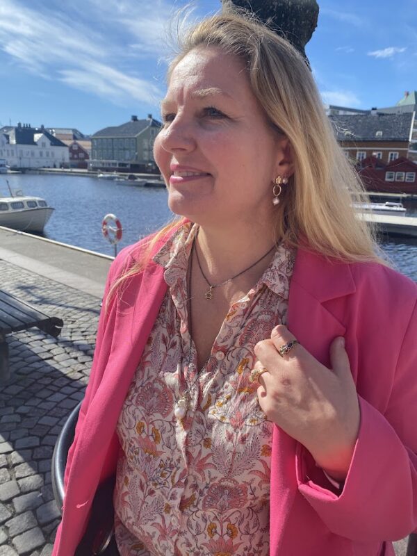 By Birdie "Ellen Golden Pearl" ørepynt med perle