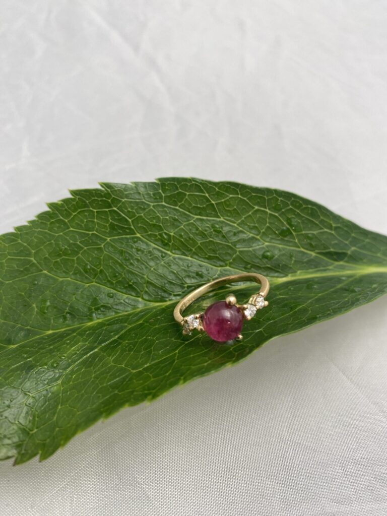 Noën "Stellini" medium ring i gult gull, med diamanter og rosa turmalin