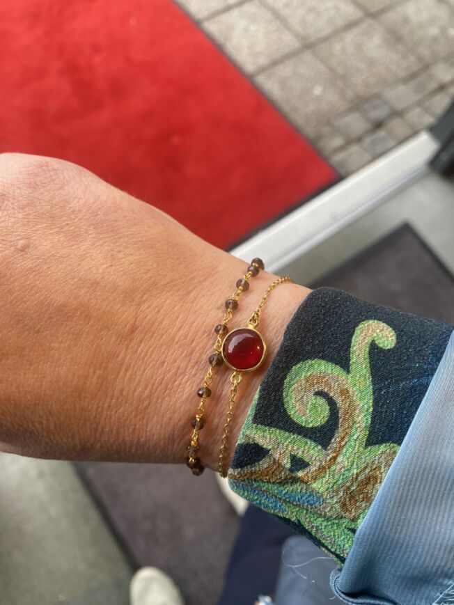 Susanne Friis Bjørner armbånd i forgylt sølv med synt. Granat