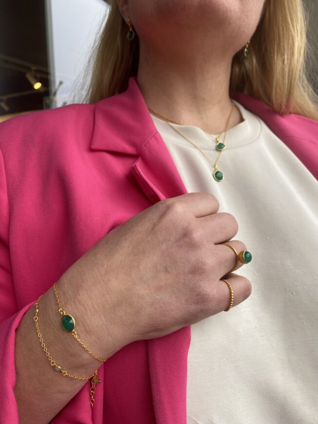 Anheng, ringer og armbånd i forgylt sølv fra Susanne Friis Bjørner med grønn agat.