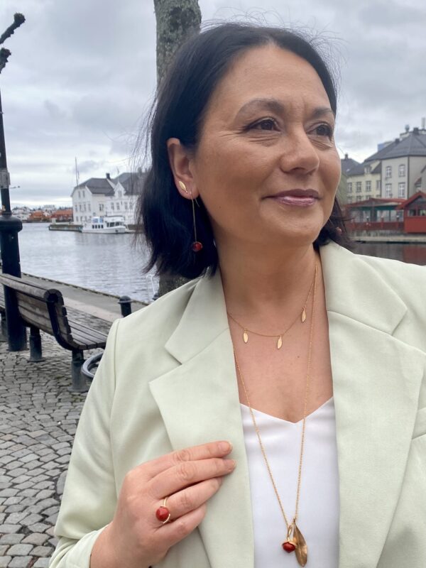 Noën «Dolce medium» anheng i forgylt sølv med korall-kompositt