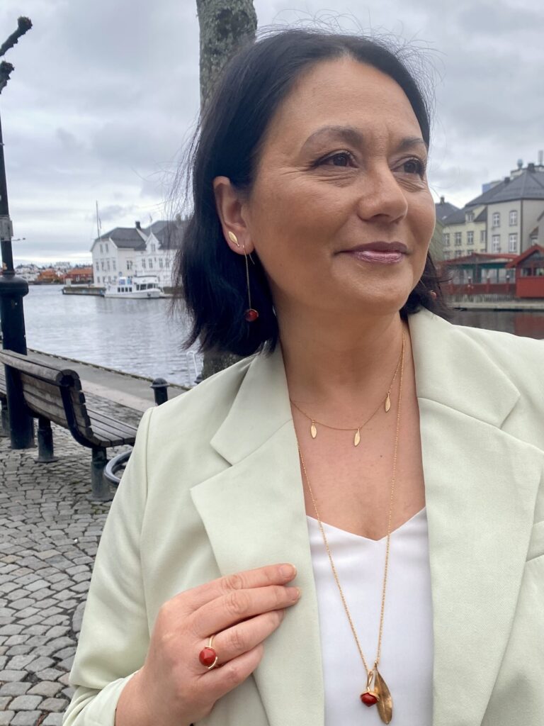 Noën «Olivia» anheng i forgylt sølv, medium