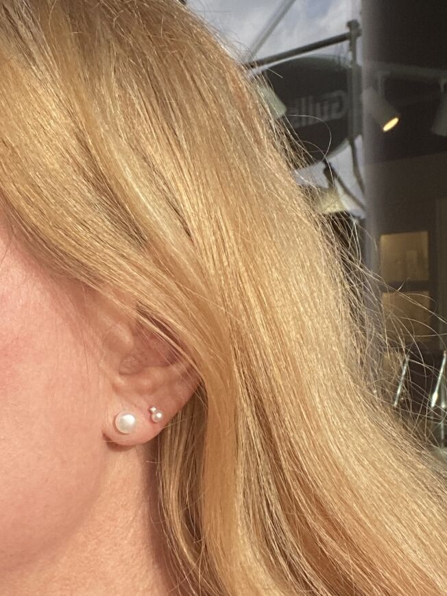 Ørepynt med ferskvannsperle fattet i gult gull med diamant 0,02ct