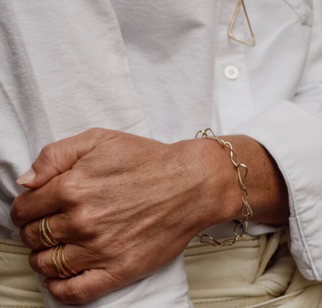 Armbånd og ring med og uten diamanter fra serien cascade. Laget i 14 karat fairtrade gult gull