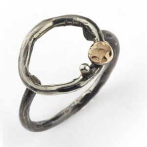 By Birdie "Comet circle" ring i sølv med gult gull detaljer