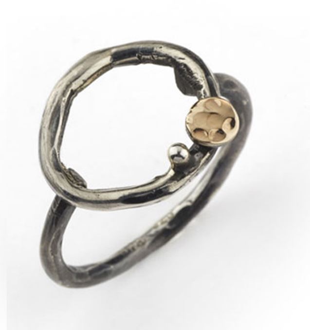 By Birdie "Comet circle" ring i sølv med gult gull detaljer