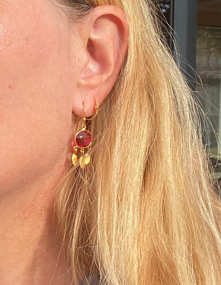 Susanne Friis Bjørner "Drømmefanger" forgylt ørepynt med pink krystall og 3 blader