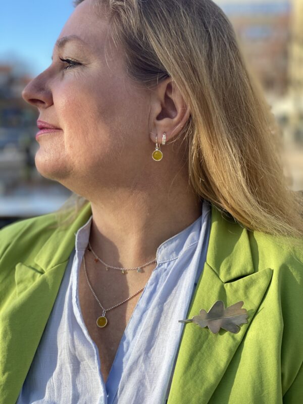 Susanne Friis Bjørner anheng i sølv med synt gul opal