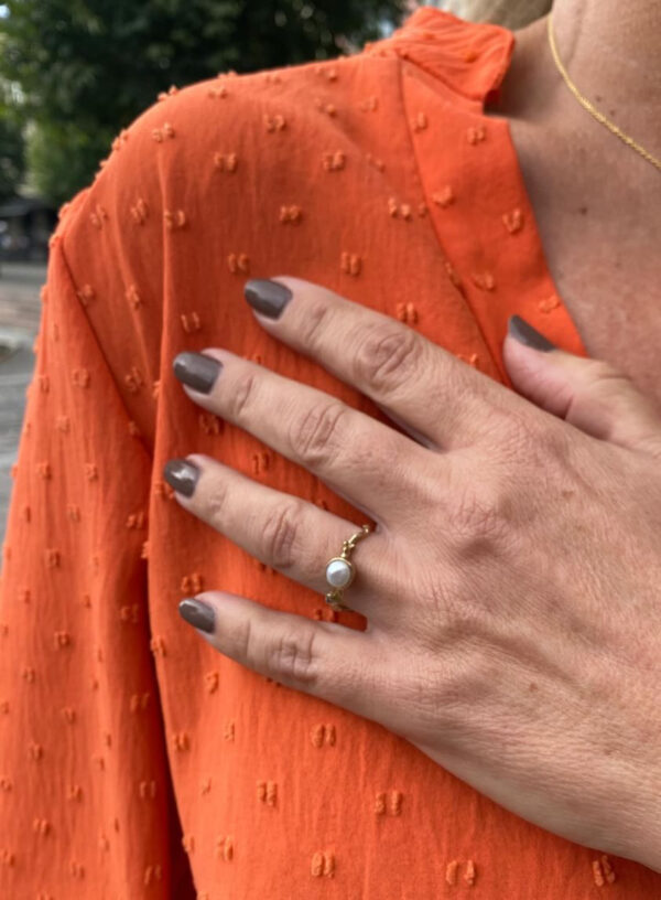 By Birdie "Zenith freshwaterpearl Keshi" ring i gult gull med diamanter og perle