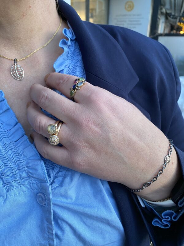 By Birdie "Elisabeth Cabochon" ring i sølv med gult gull detaljer og stener