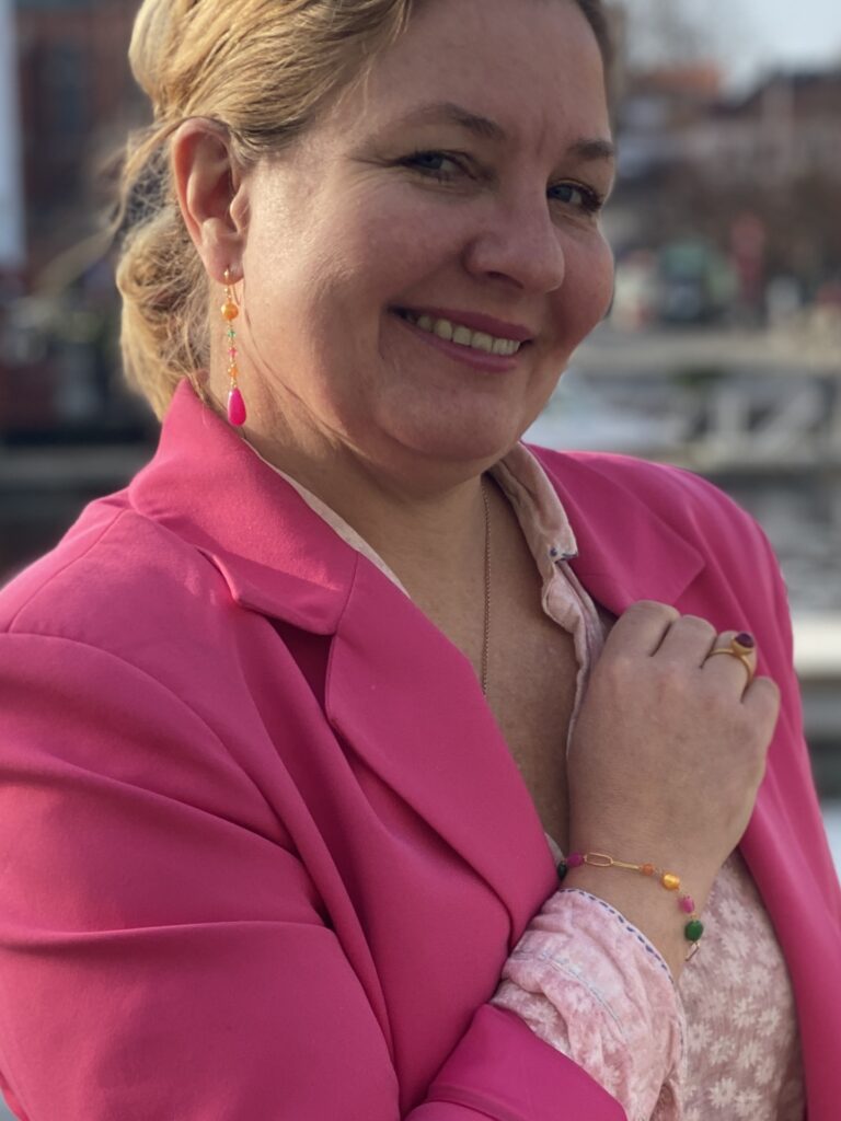 Susanne Friis Bjørner ring i forgylt sølv med pink krystall
