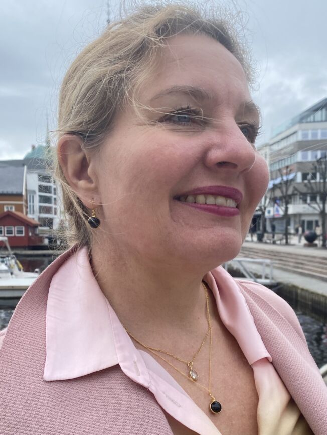 Susanne Friis Bjørner anheng i forgylt sølv med sort agat