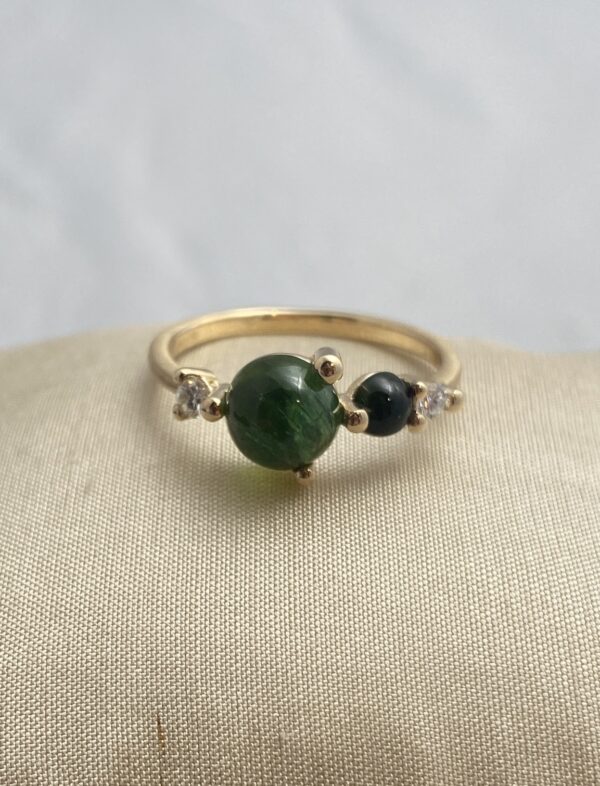 Noën "Stellini" medium ring i gult gull, med diamanter, peridot og grønn turmalin