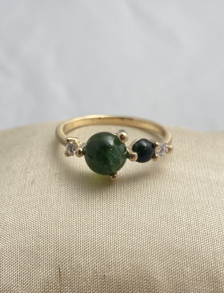 Noën "Stellini" medium ring i gult gull, med diamanter, peridot og grønn turmalin