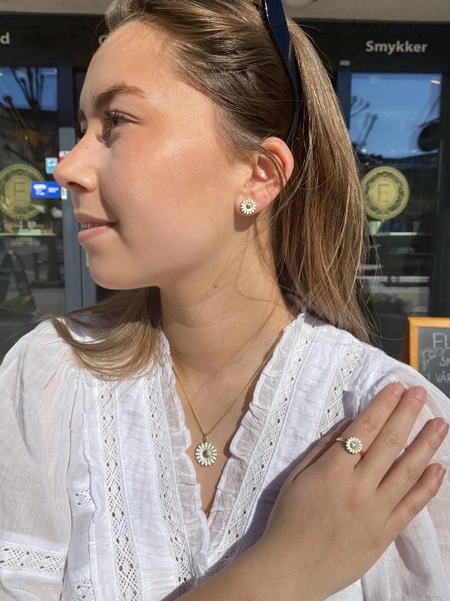 Georg Jensen "Daisy" ring i forgylt sølv med hvit emaljert blomst og diamanter