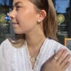Georg Jensen “Daisy kjede" i forgylt sølv med hvit emaljert blomst