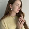 Georg Jensen “Daisy øreringer" i sølv med hvit emaljert blomst