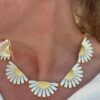 Georg Jensen “Daisy hoops" i forgylt sølv med hvit emalje