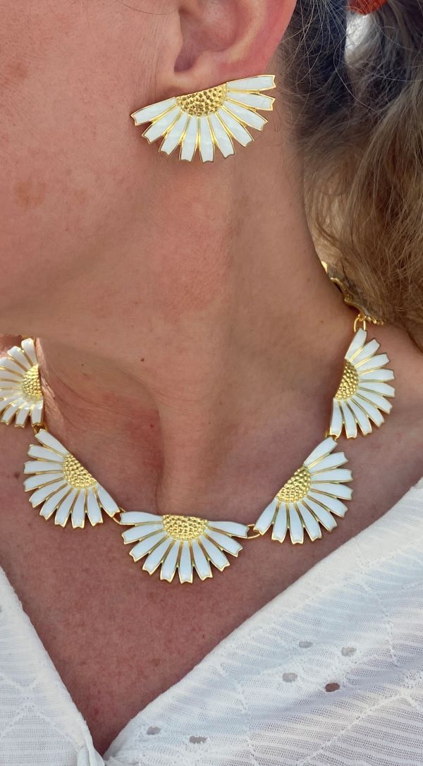 Georg Jensen “Daisy hoops" i forgylt sølv med hvit emalje