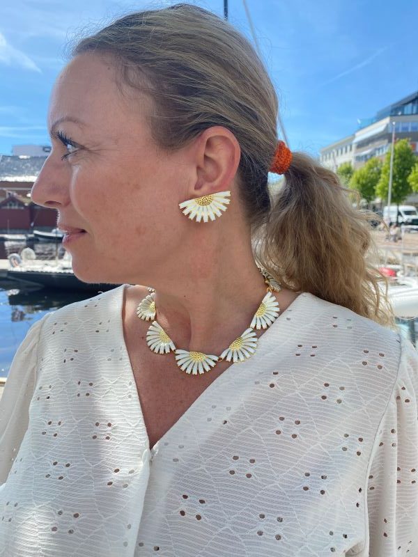 Georg Jensen “Daisy hoops" i forgylt sølv med hvit emalje
