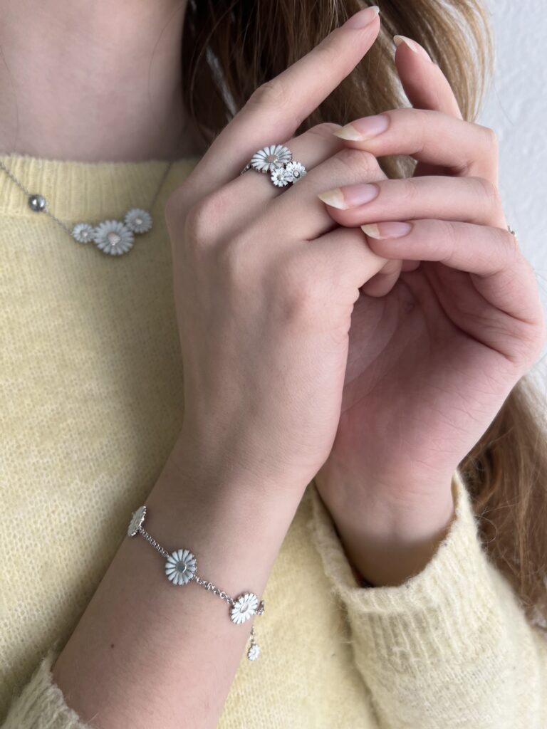 Georg Jensen “Daisy 4 flower” kjede i sølv med hvite emalje blomster