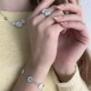 Georg Jensen “Daisy armbånd" i sølv med 6 hvite emaljerte blomster