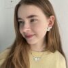 Georg Jensen “Daisy ørepynt" i sølv med 3 hvite emaljerte blomster