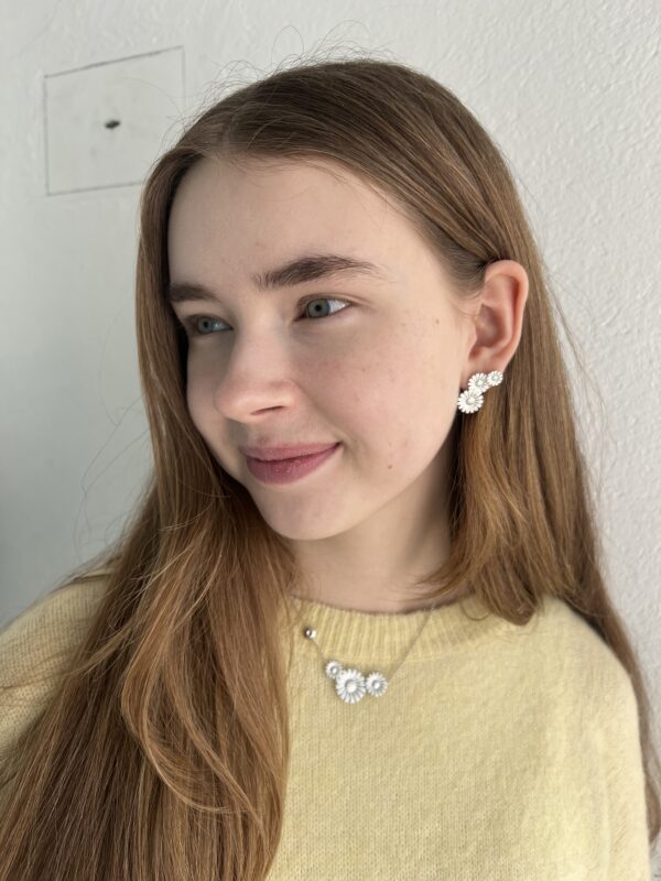 Georg Jensen “Daisy ørepynt" i sølv med 3 hvite emaljerte blomster