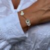 Georg Jensen “Daisy layered armbånd" i sølv med 9 hvite emaljerte blomster