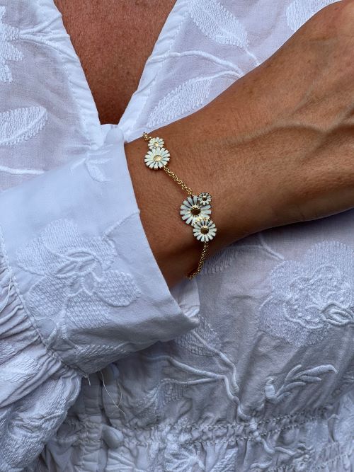 Georg Jensen “Daisy layered armbånd" i sølv med 9 hvite emaljerte blomster