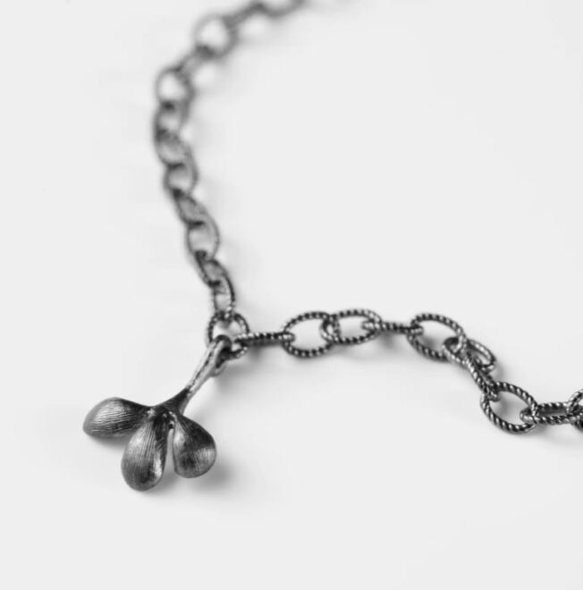 OLE LYNGGAARD COPENHAGEN Lotus design necklace i oksidert sølv