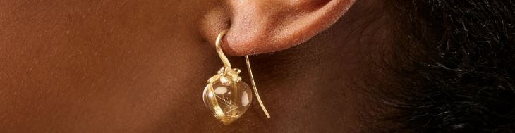 Dew drop long OLE LYNGGAARD COPENHAGEN  Dew drops filigran i gult gull med grå månesten