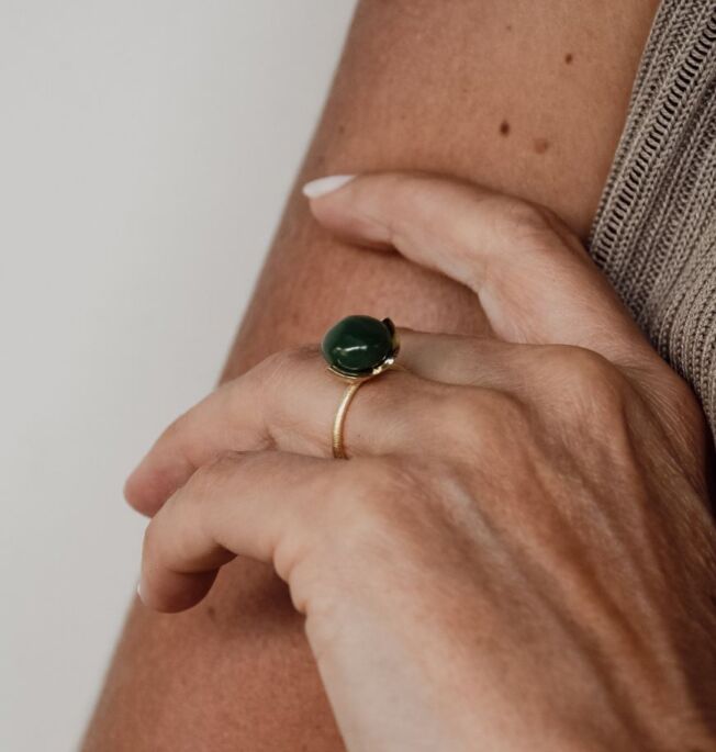 Noën «Dolce medium» ring i forgylt matt sølv med jade