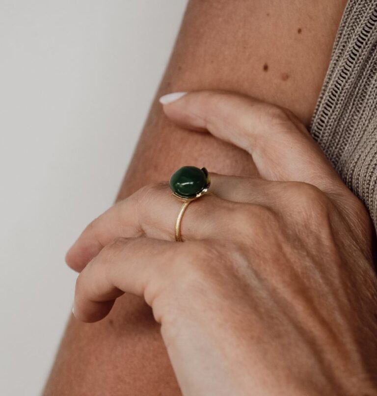 Noën «Dolce medium» ring i forgylt matt sølv med jade