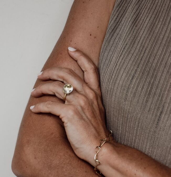 Dolce ring i forgylt sølv med fasettslipt onioncut bergkrystall og Cascade armbånd i gult gull, med åpne luftige ledd.