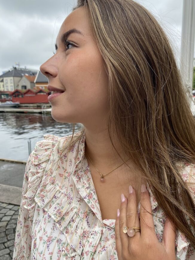 Noën «Dolce small» ring i forgylt matt sølv med milkykvarts