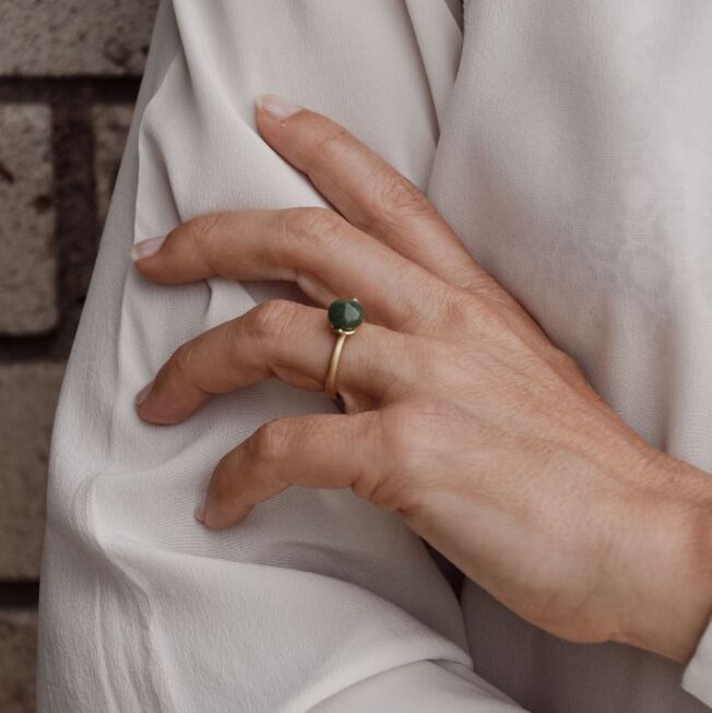 Noën «Dolce small» ring i forgylt matt sølv med jade