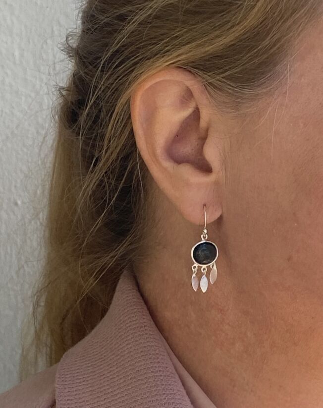 Susanne Friis Bjørner "Drømmefanger" sølv ørepynt med London blå krystall og 3 blader