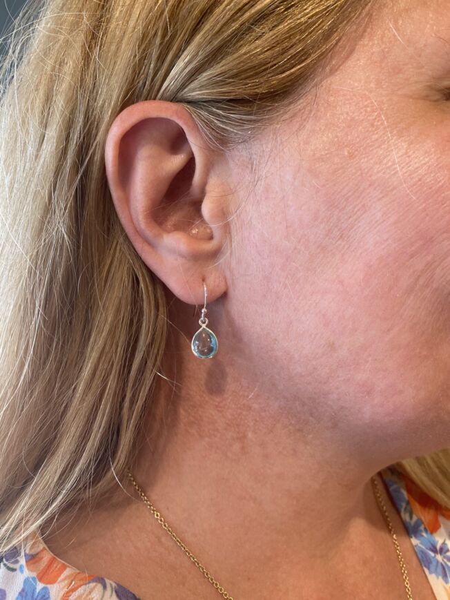 Susanne Friis Bjørner ørepynt i sølv med synt topas