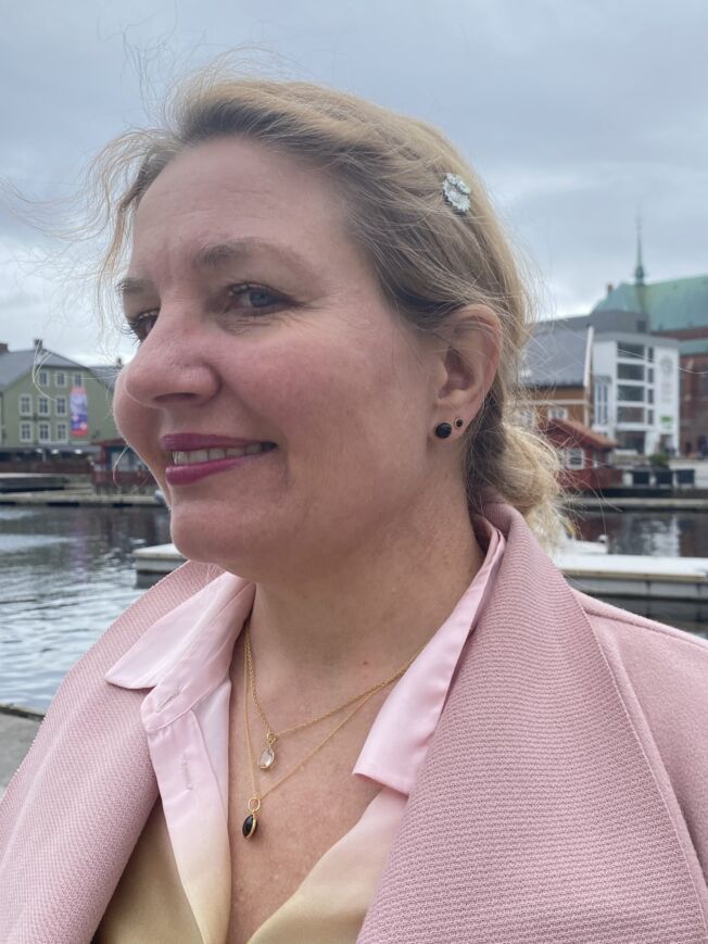 Susanne Friis Bjørner anheng i forgylt sølv med sort agat